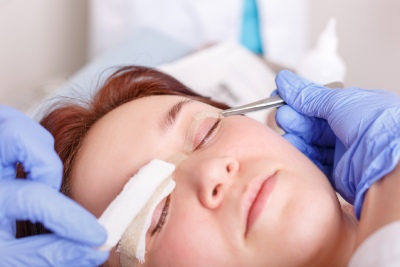 Заворот/выворот века в клинике ЦЭЛТ в Москве