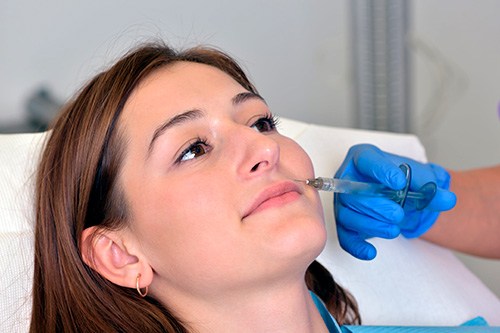 Пластика уздечки верхней губы в клинике ЦЭЛТ в Москве