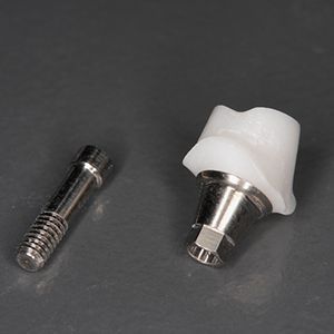 Использование индивидуального абатмент из оксида циркония в клинике ЦЭЛТ в Москве