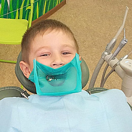 Использование коффердам для изоляции полости рта в клинике ЦЭЛТ в Москве