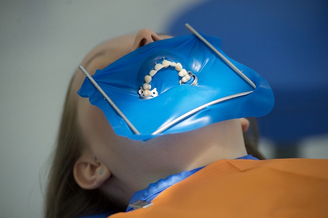 Использование резиновой завесы для изоляции полости рта (оптрагейт) в клинике ЦЭЛТ в Москве